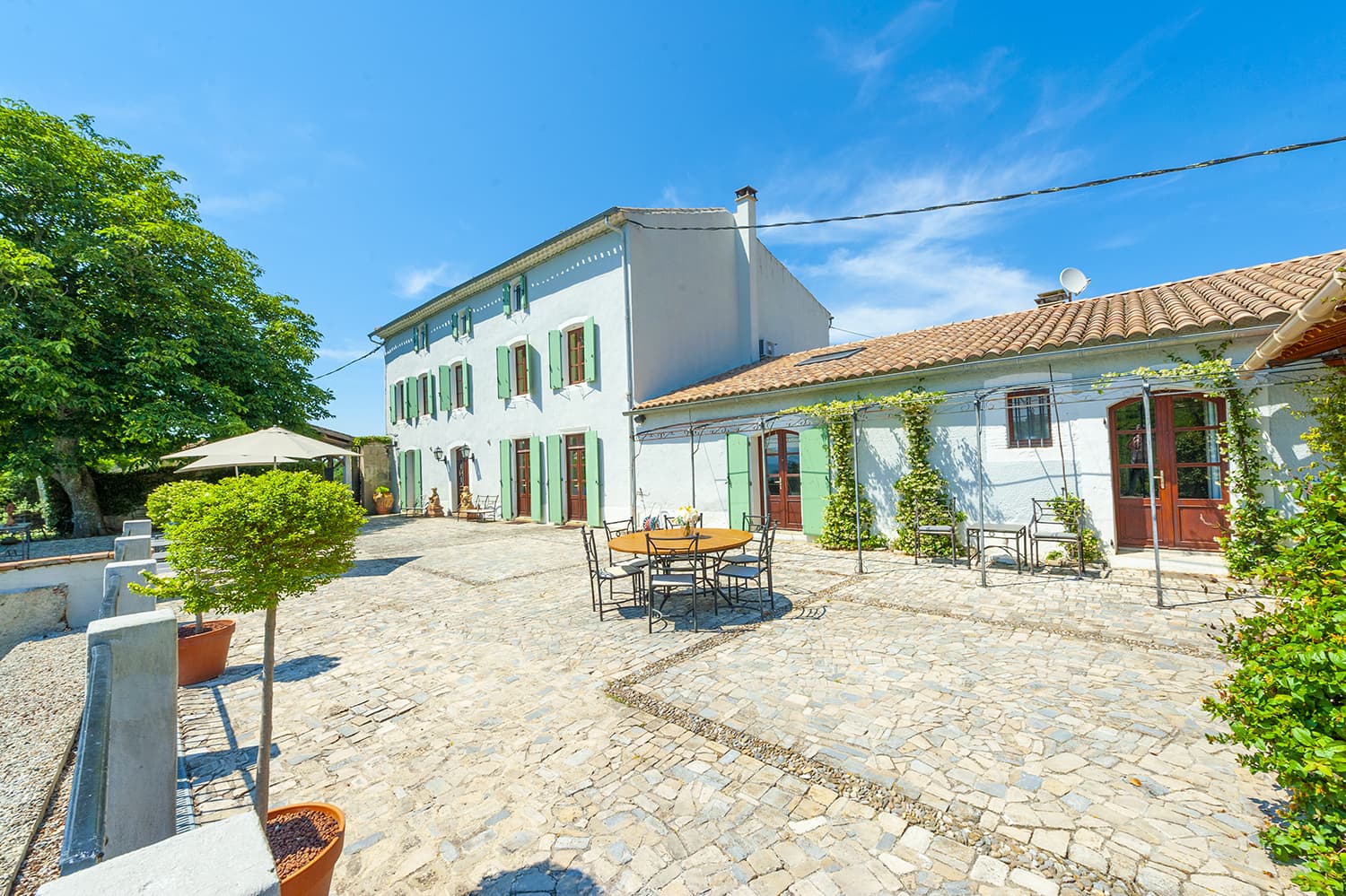 Dining terrace at Domaine de Nérige